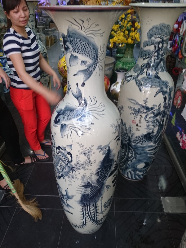 Dân cúng chùa bằng những sản phẩm thờ cúng như Lộc Bình Đồ thờ vào ngày Phật Đảng